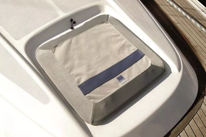 Blue Performance Hatch Cover 1 28 x 28 cm